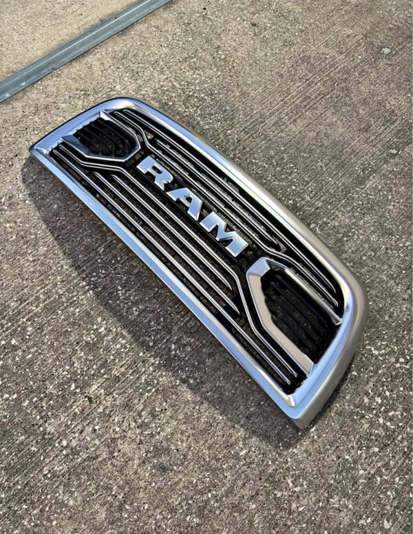 13-18 RAM 2500 3500 Limited Platinum Grille - Image 3